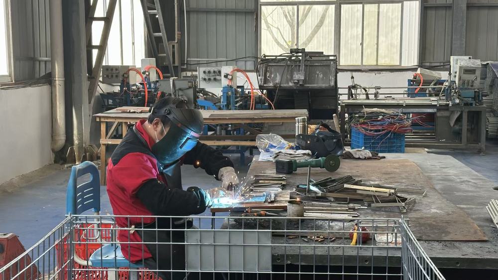 Welding process joining metal components for shoe racks and shelves