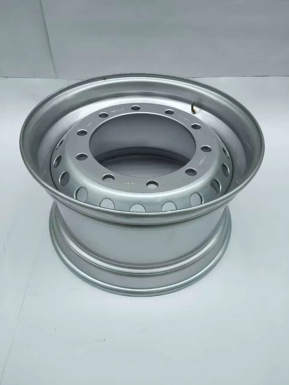 The Factory Produces Steel Rings, Wheel Hubs in Large Quantities, and Also Manufactures Truck-Specific Parts with Dimensions of 11.75*22.5.14.00*19.5