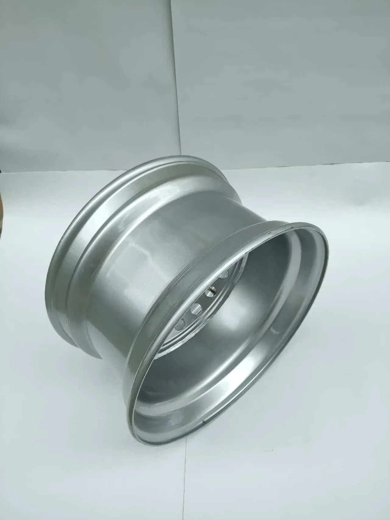 The Factory Produces Steel Rings, Wheel Hubs in Large Quantities, and Also Manufactures Truck-Specific Parts with Dimensions of 11.75*22.5.14.00*19.5