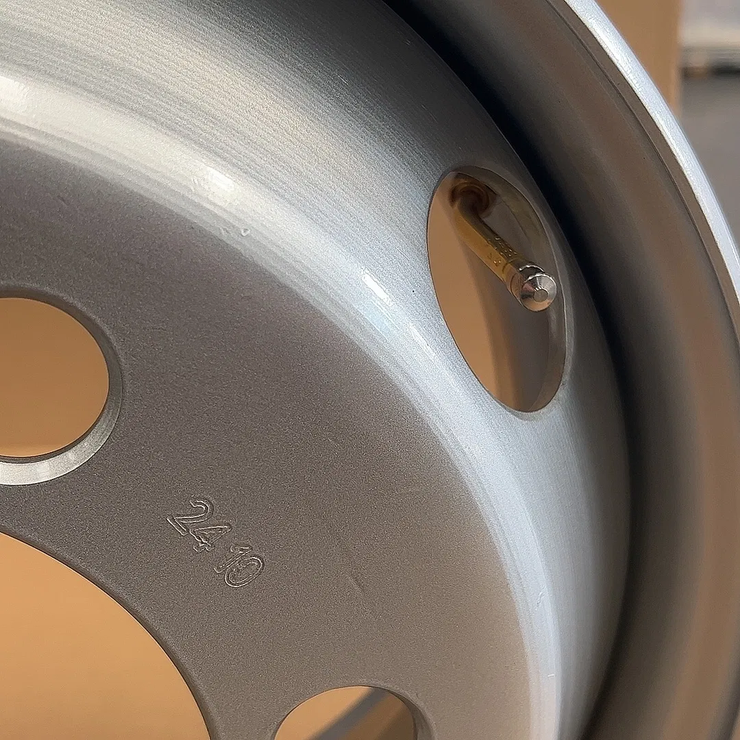 China Manufacturer Wholesale Supply OEM 17.5 Inch Steel Truck Wheels/Hot Sale Size with Anti-Rust Coating for 205/75r17.5 215/75r17.5 225/75r17.5 Tire