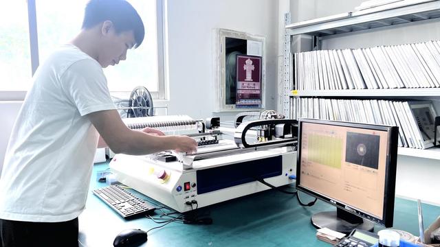 UV LED spot curing system for precision adhesive bonding in electronics assembly