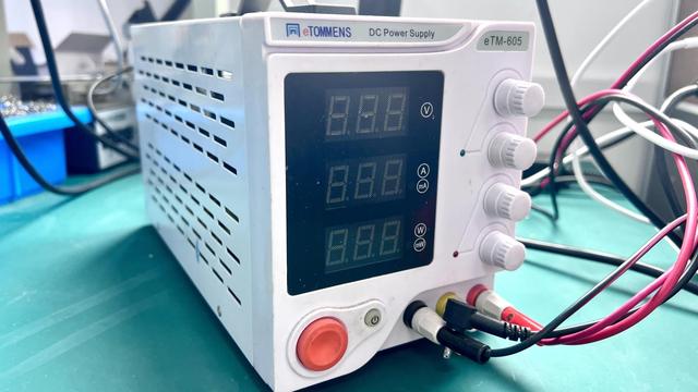 UV LED flood curing lamp for wide-area UV curing in printing and coating industries