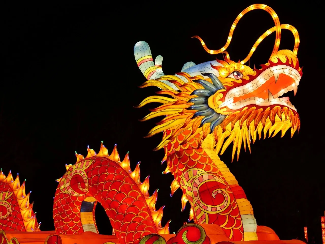 High Quality Waterproof Silk Fabric Red Decorative Giant Dragon Lantern