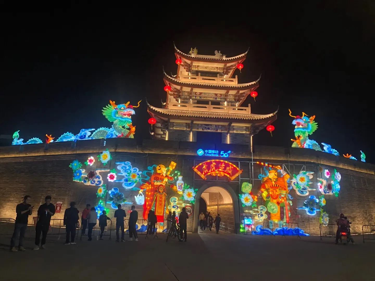 High Quality Waterproof Silk Fabric Red Decorative Giant Dragon Lantern