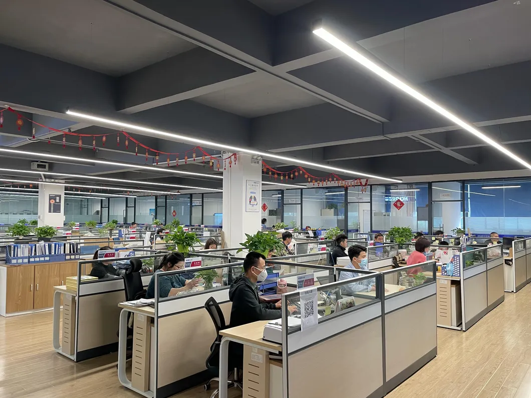 Clean hanging application configuration of linear lighting inside public spaces