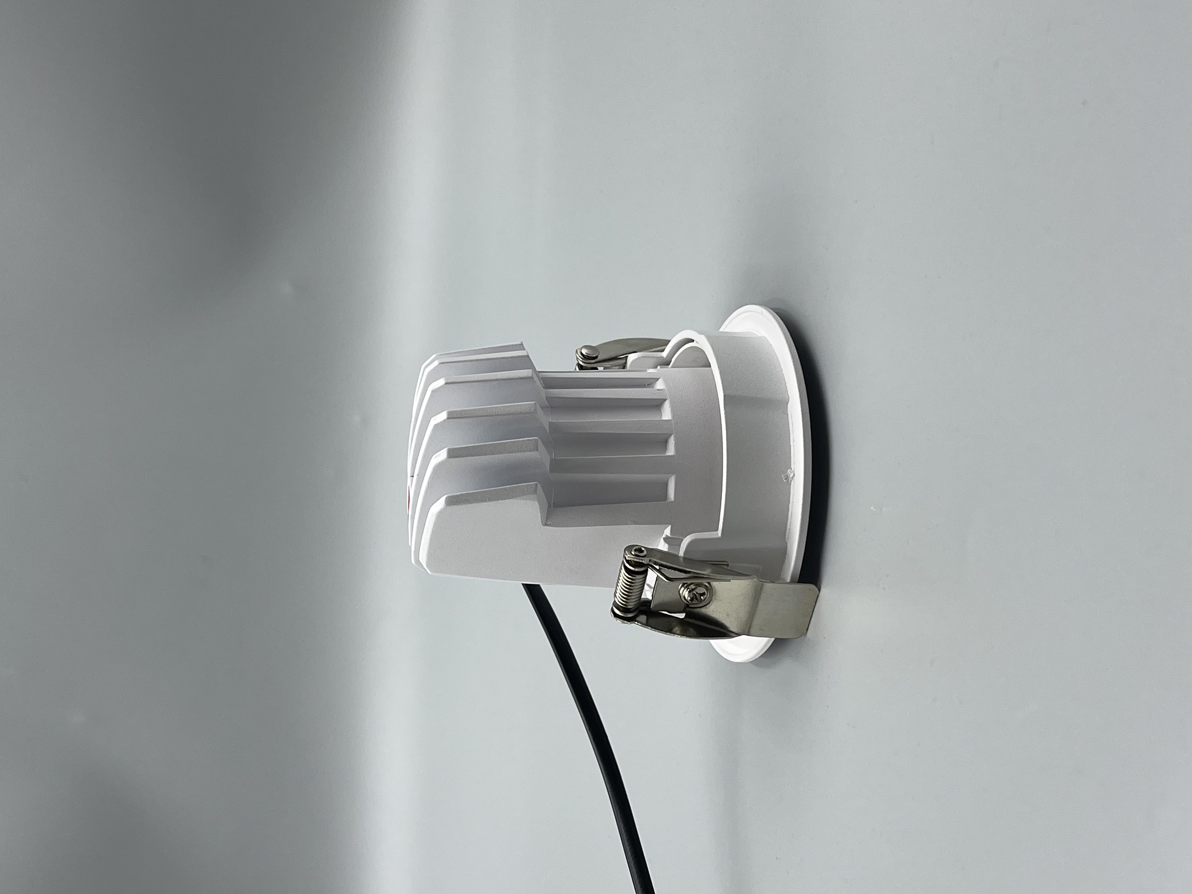Modern Anti-Glare LED Recessed Downlights Indoor Lighting Fixture with Adjustable Cob Base Ceiling Install Spotlights for Hotels