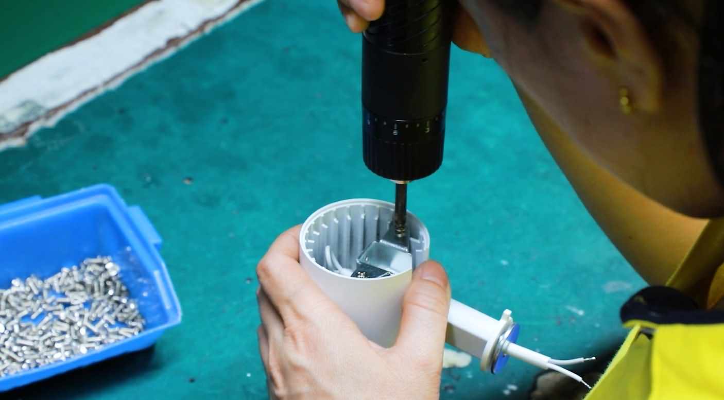 Screwing and fastening assembly for LED luminaires