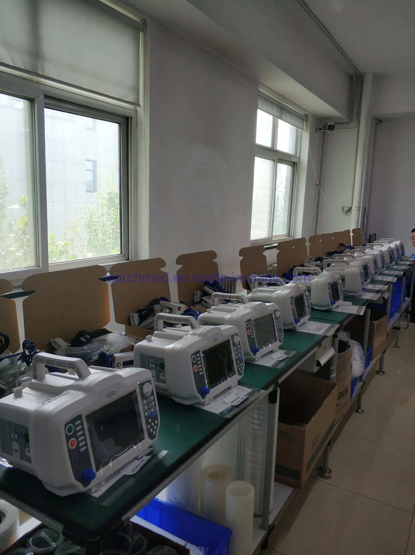 Medical Equipment Portable Biphasic Defibrillator with 8′ ′ High Resolution LCD Display Medical Instrument