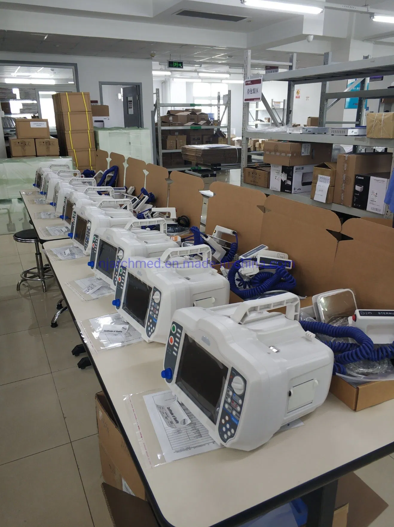 Medical Equipment Portable Biphasic Defibrillator with 8′ ′ High Resolution LCD Display Medical Instrument