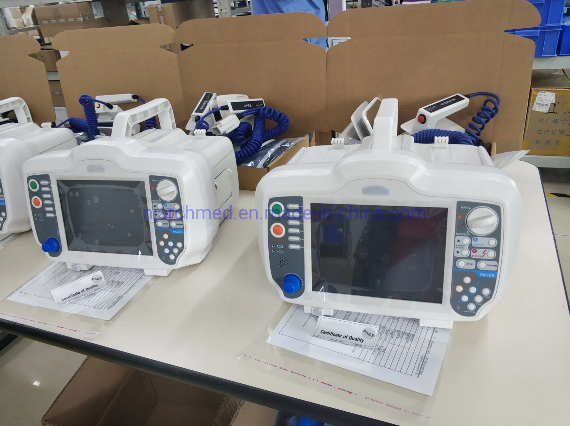 Medical Equipment Portable Biphasic Defibrillator with 8′ ′ High Resolution LCD Display Medical Instrument