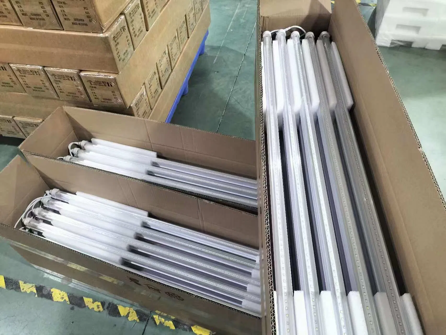 18W Full Spectrum T8 LED Grow Light Tube for Vertical Farming Hydroponic Lettuce Cultivation