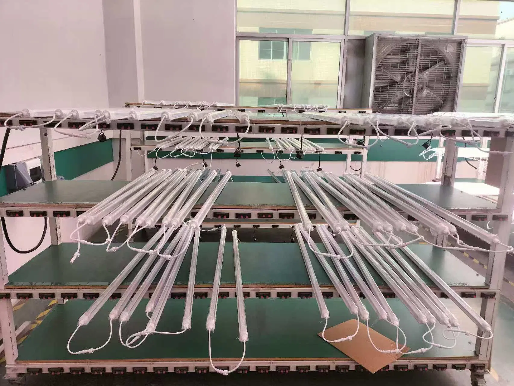 18W Full Spectrum T8 LED Grow Light Tube for Vertical Farming Hydroponic Lettuce Cultivation