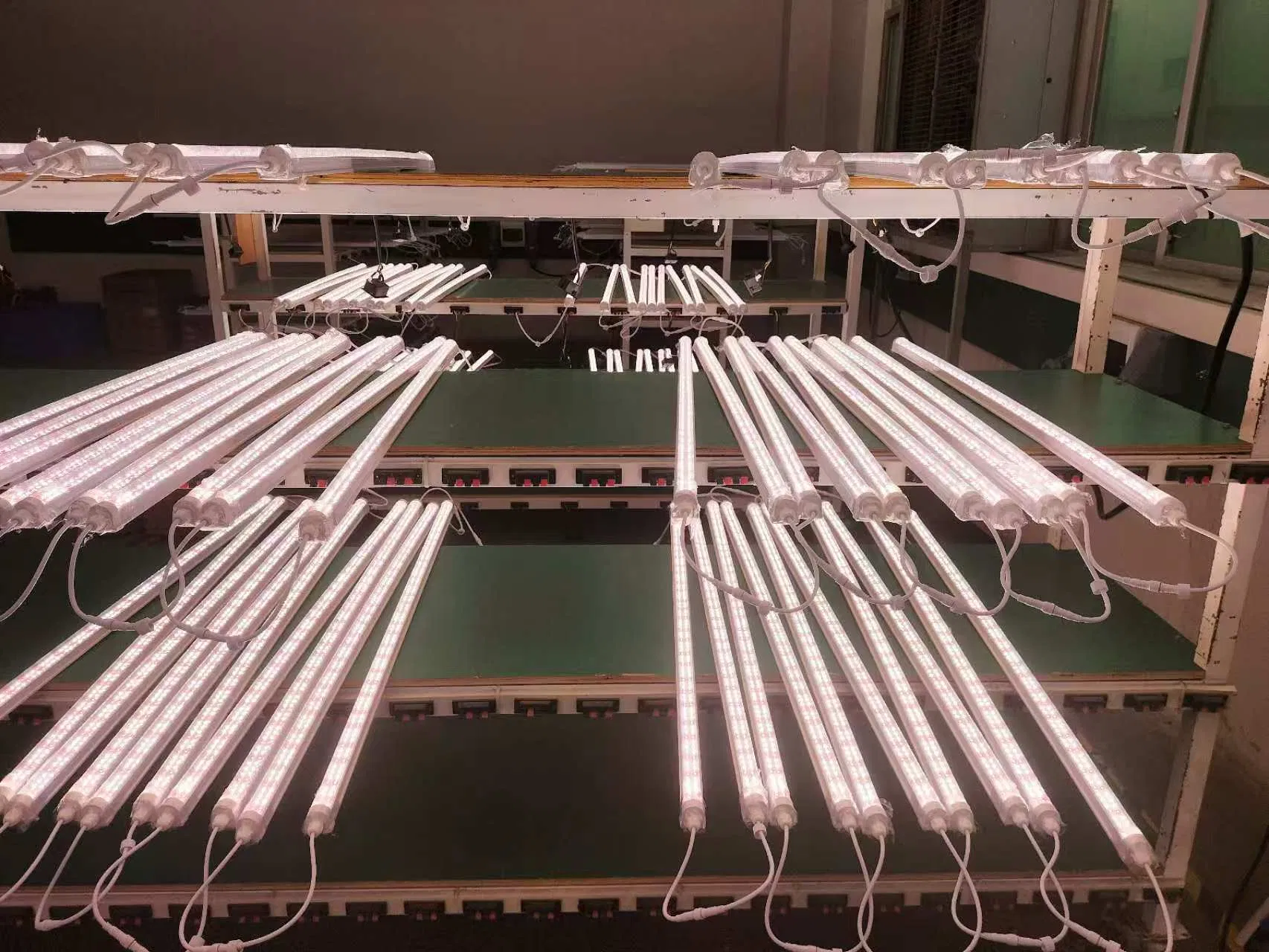 18W Full Spectrum T8 LED Grow Light Tube for Vertical Farming Hydroponic Lettuce Cultivation