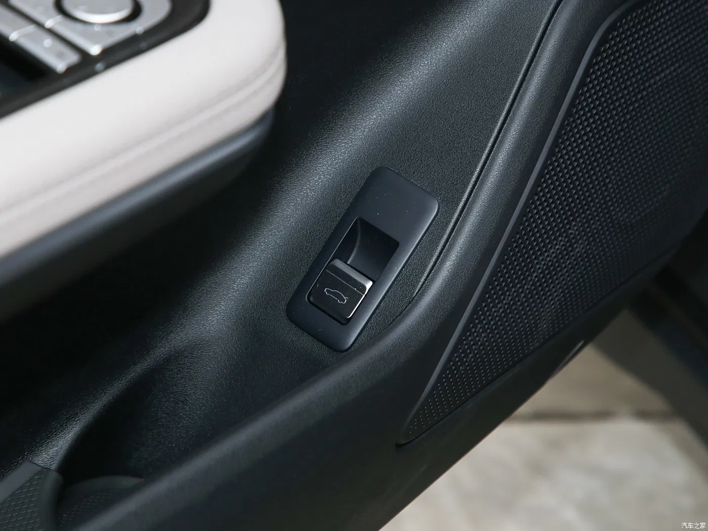 Han EV Glory. 0.24 Low Drag, 4995mm Refined Length, Wireless Charging Pad. Advanced Electric Sedan.