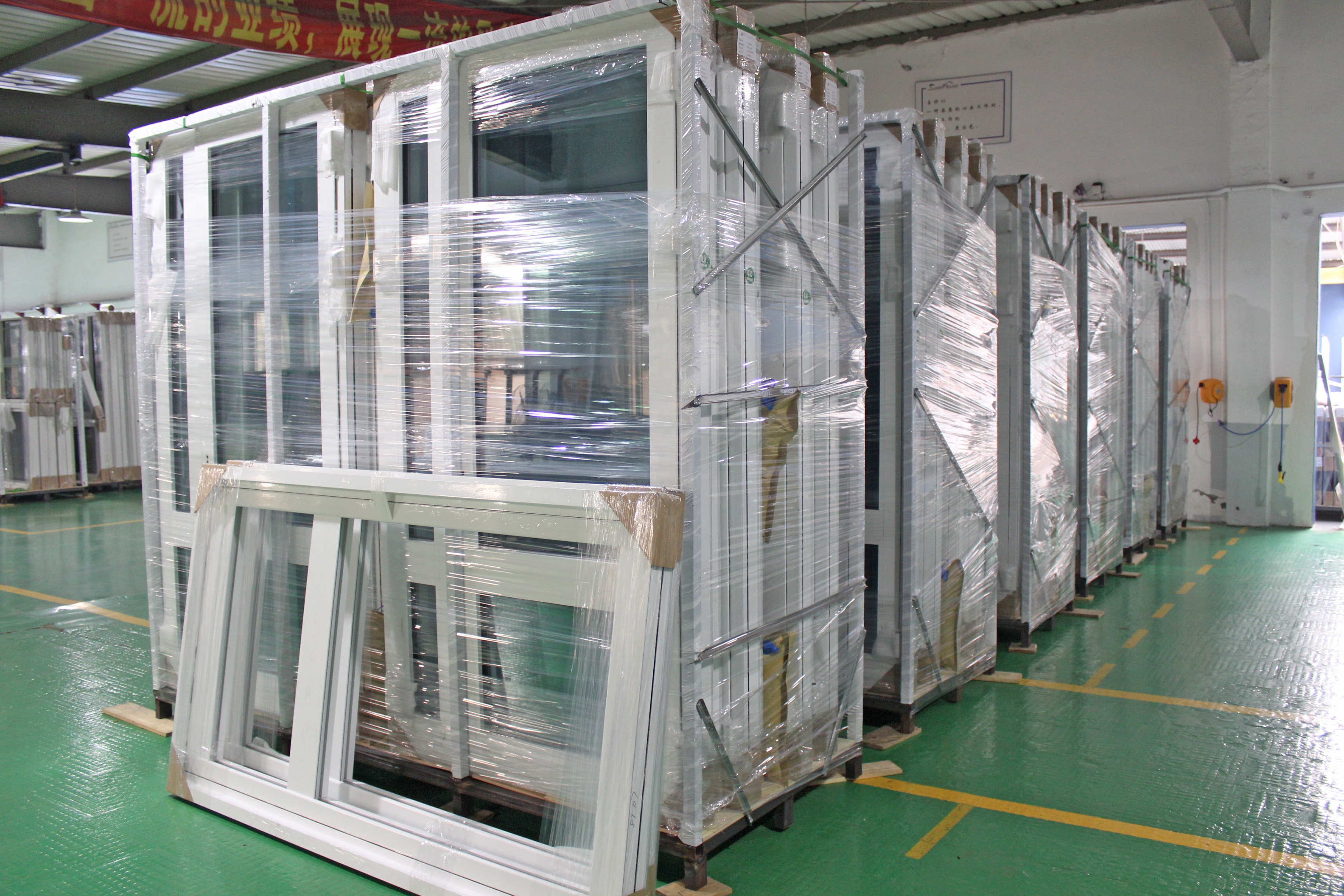 5 Star Hotel Exterior Modern Hurricane Proof Transmittance Laminated Safety Tempered Glass Aluminum Corner Joint Sliding Window