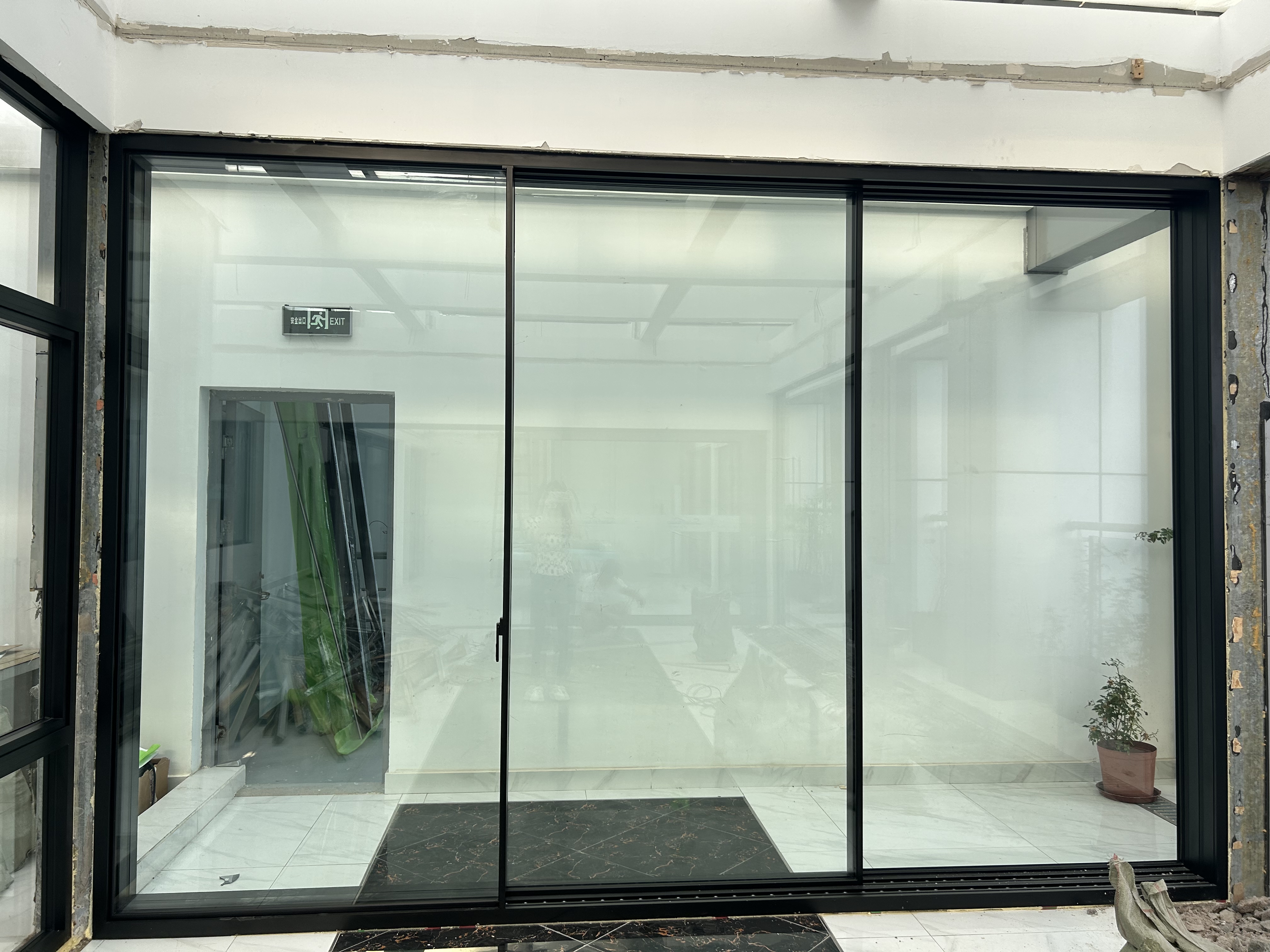 New Design Matte Black Frame Slim Aluminium Sliding Door System Soft Closing Narrow Frame Tempered Glass Sliding Door