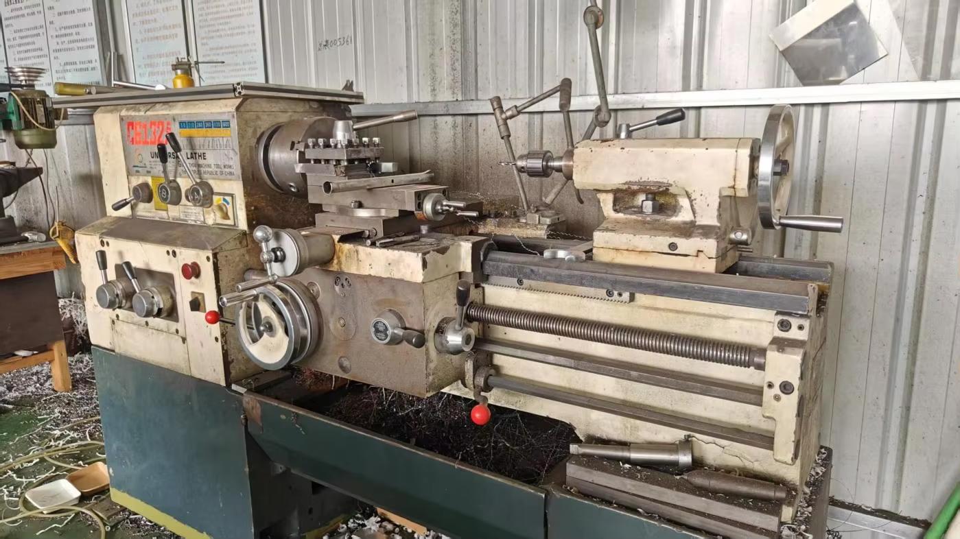 Torno horizontal de precisão na fábrica Vermont Machine - usinagem de eixos e componentes cilíndricos