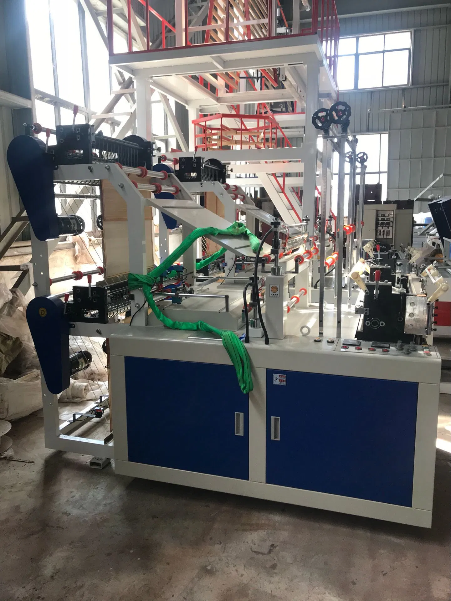 Máquina de Fazer Sacos Plásticos com Manuseio Automático para Transporte de Lixo com Selagem na Parte Inferior e Corte