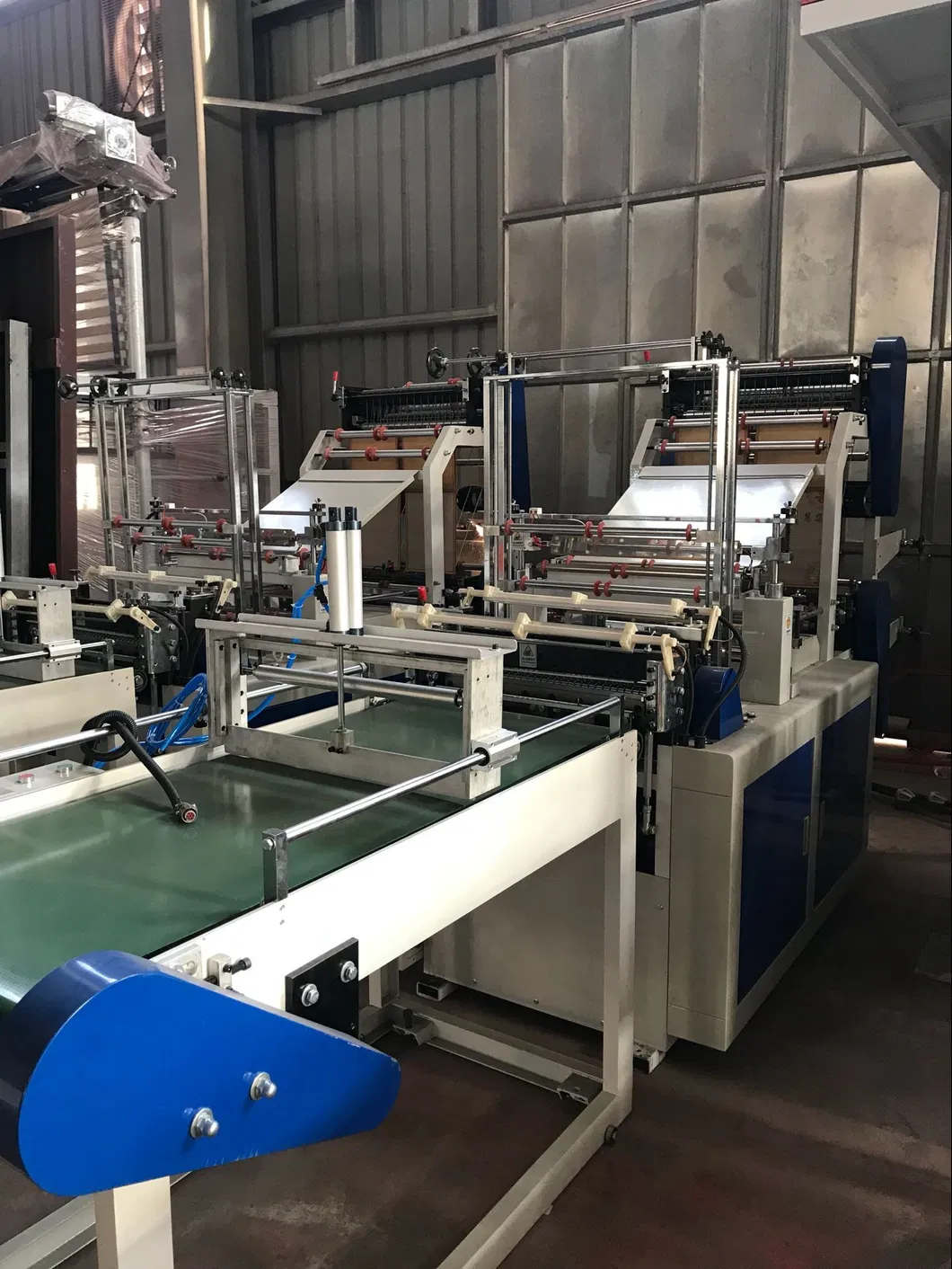 Máquina de Fazer Sacos Plásticos com Manuseio Automático para Transporte de Lixo com Selagem na Parte Inferior e Corte