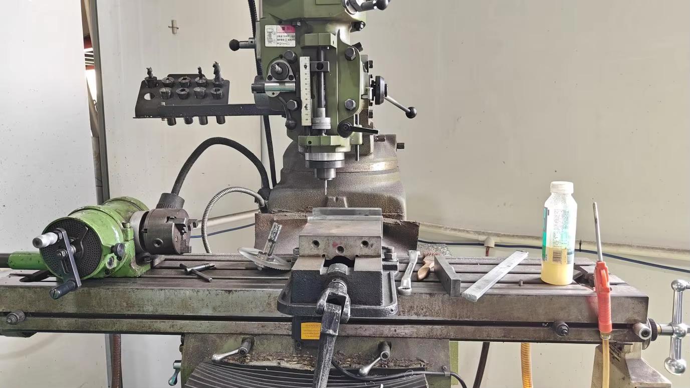 Fresadora de precisão na fábrica Vermont Machine - usinagem de superfícies planas e perfis complexos