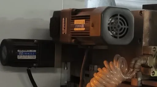 Separe o motor do rolo de tinta
