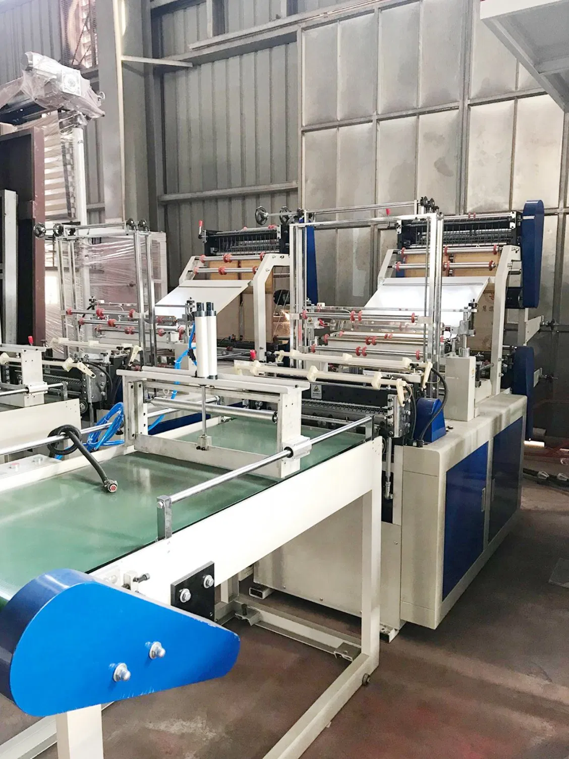 Máquina de Fazer Sacos Plásticos com Manuseio Automático para Transporte de Lixo com Selagem na Parte Inferior e Corte