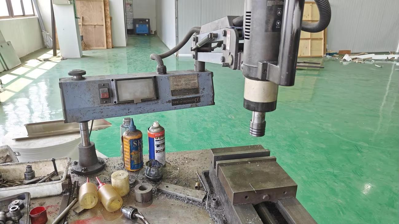 Máquina de rosqueamento na fábrica Vermont Machine - criação de roscas precisas em componentes de aço