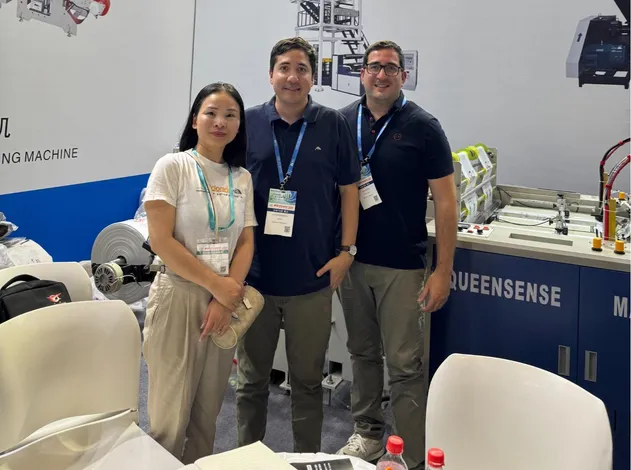 Clientes na Exposição de Plásticos
