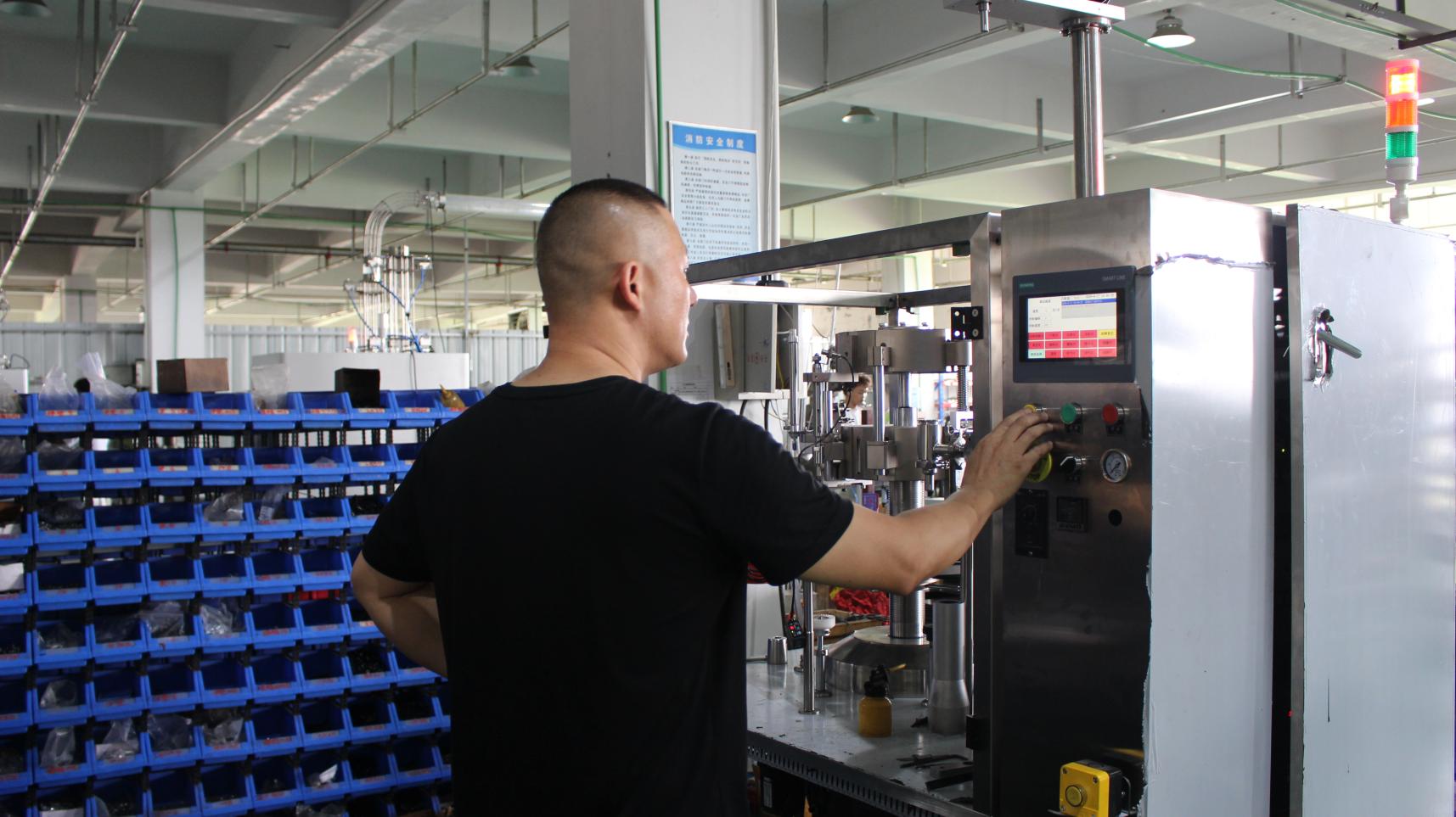 Teste de desempenho e controle de qualidade de máquinas plásticas Vermont - verificação rigorosa antes da entrega