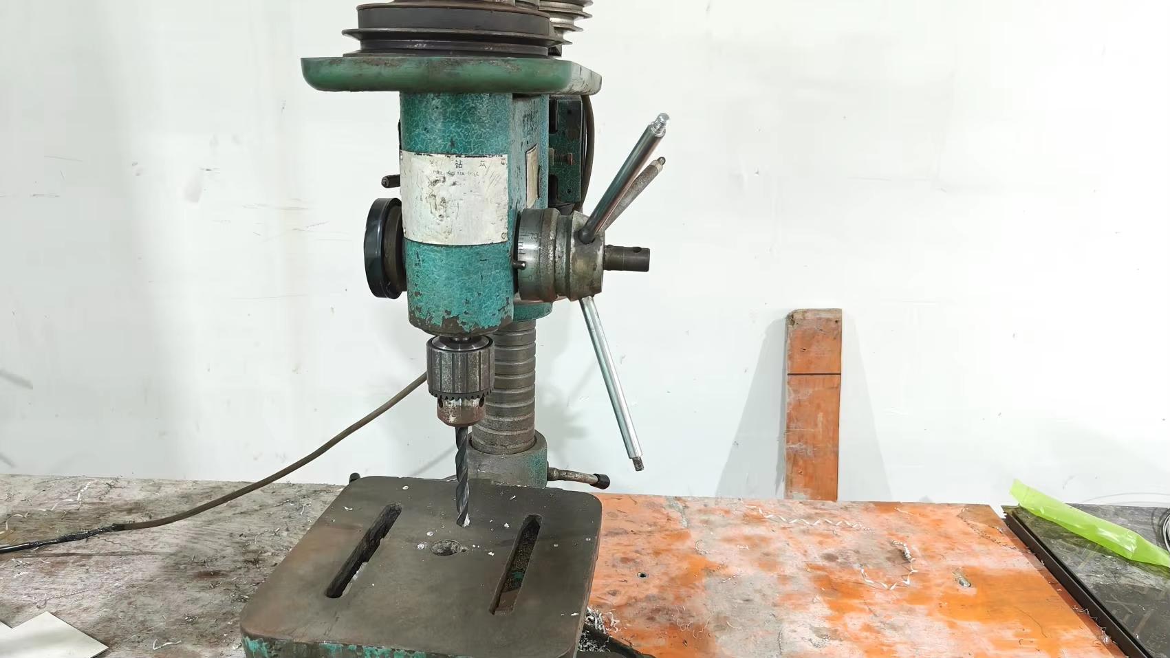 Furadeira de bancada na fábrica Vermont Machine - perfuração de precisão em componentes metálicos