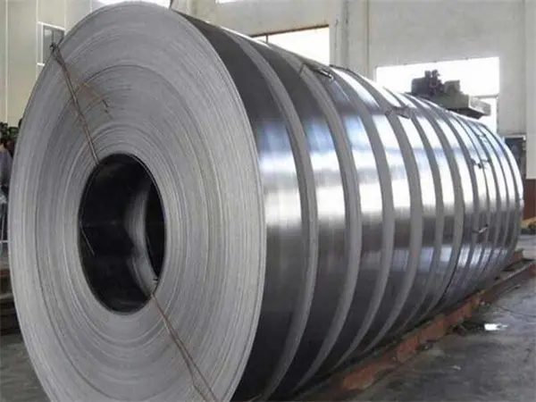 Precision steel strip slitting machine producing burr-free strip
