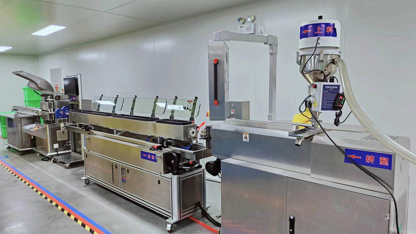 Extrusion molding line for veterinary pharmaceutical product manufacturing