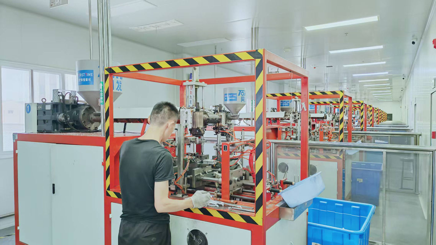 Blow molding process at Vetsys Zhengzhou animal pharmaceutical factory