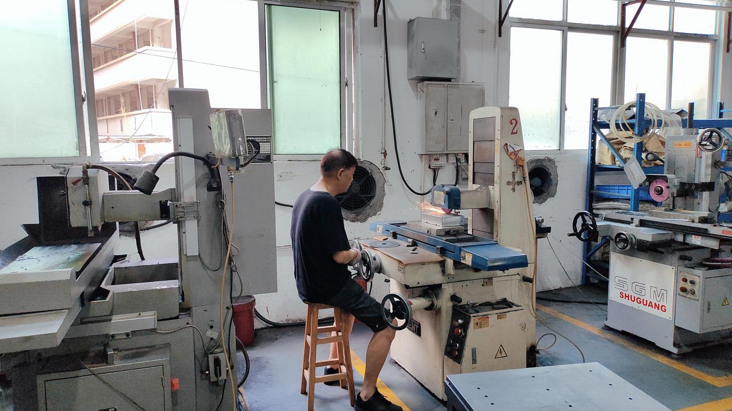 Grinding Process for High-Precision Plastic Mold Surface Finishing