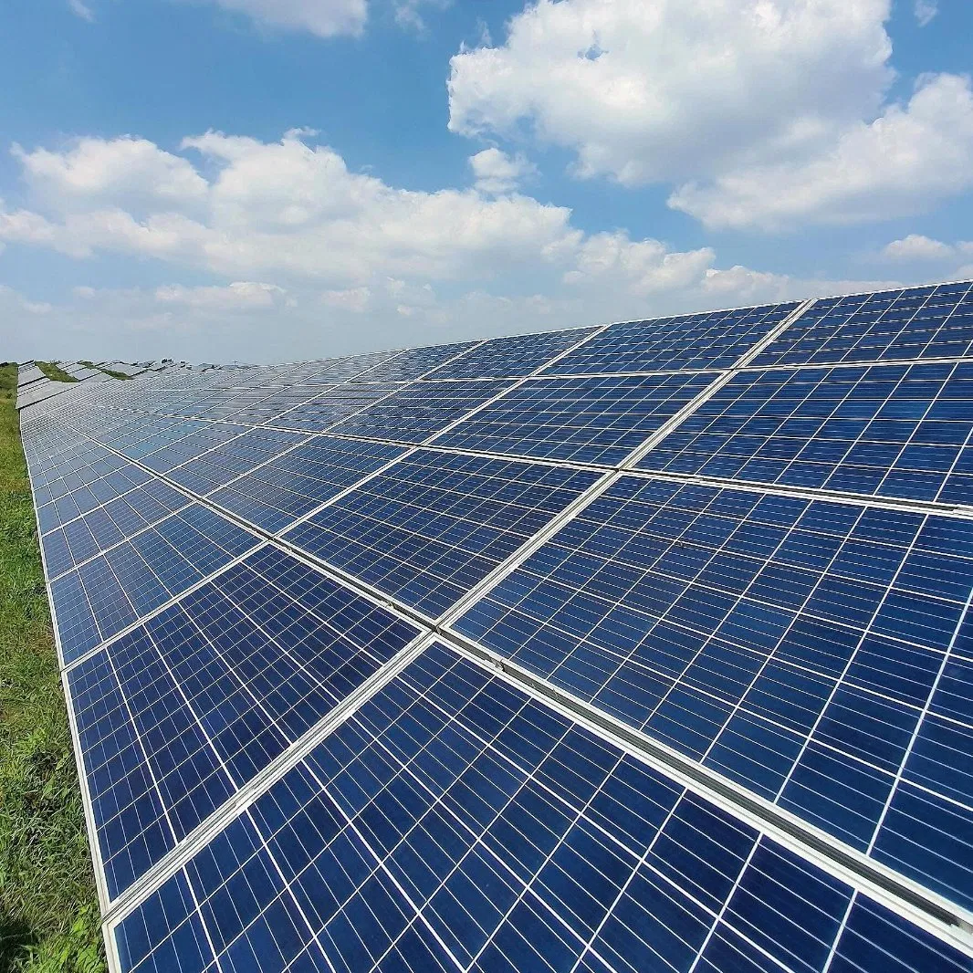 Sistema de paneles solares a gran escala comercial diseñado para bases industriales de energía renovable