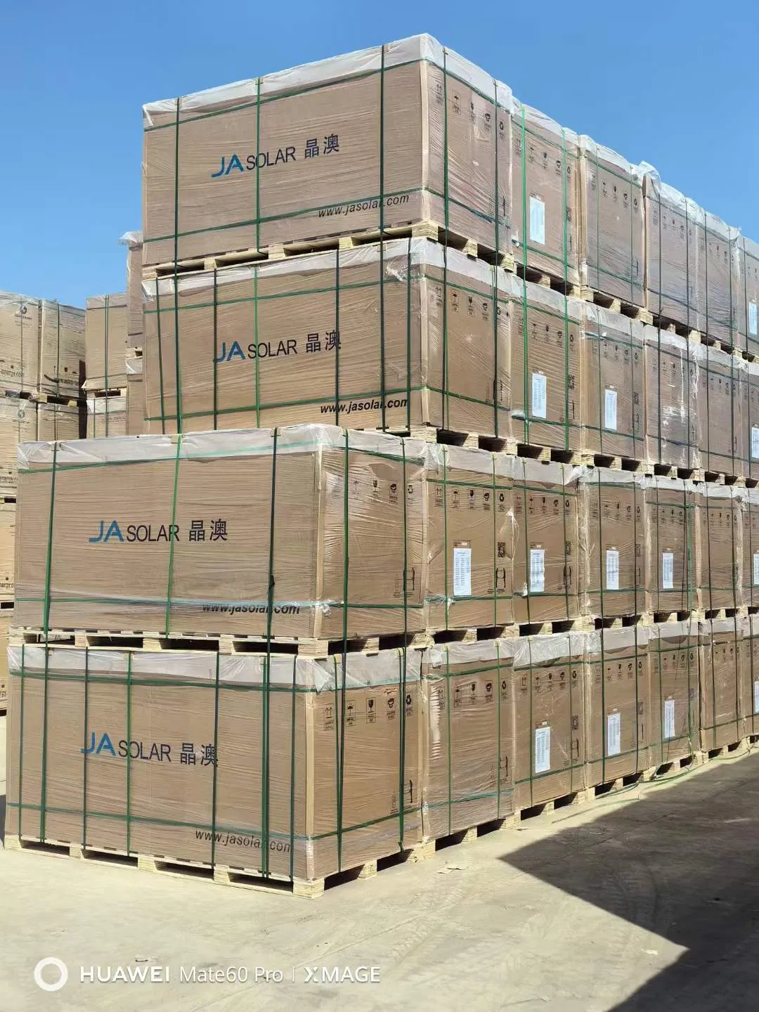 Precio mayorista de energía solar almacenamiento módulo fotovoltaico celda solar Jinko Longi Tw Trina canadiense