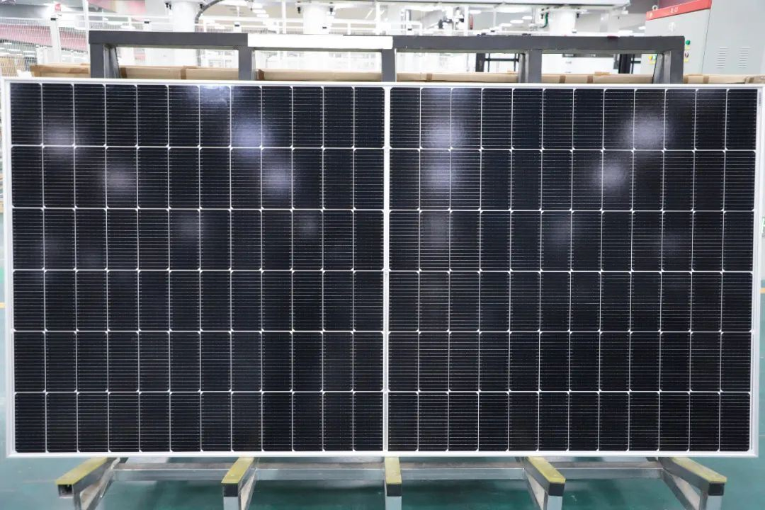 Paneles Solares 565W 570W 575W 580W 585W 590W 595W Precio De Paneles Solares 580watt Hjt Stock 585W 545W Panel Solar
