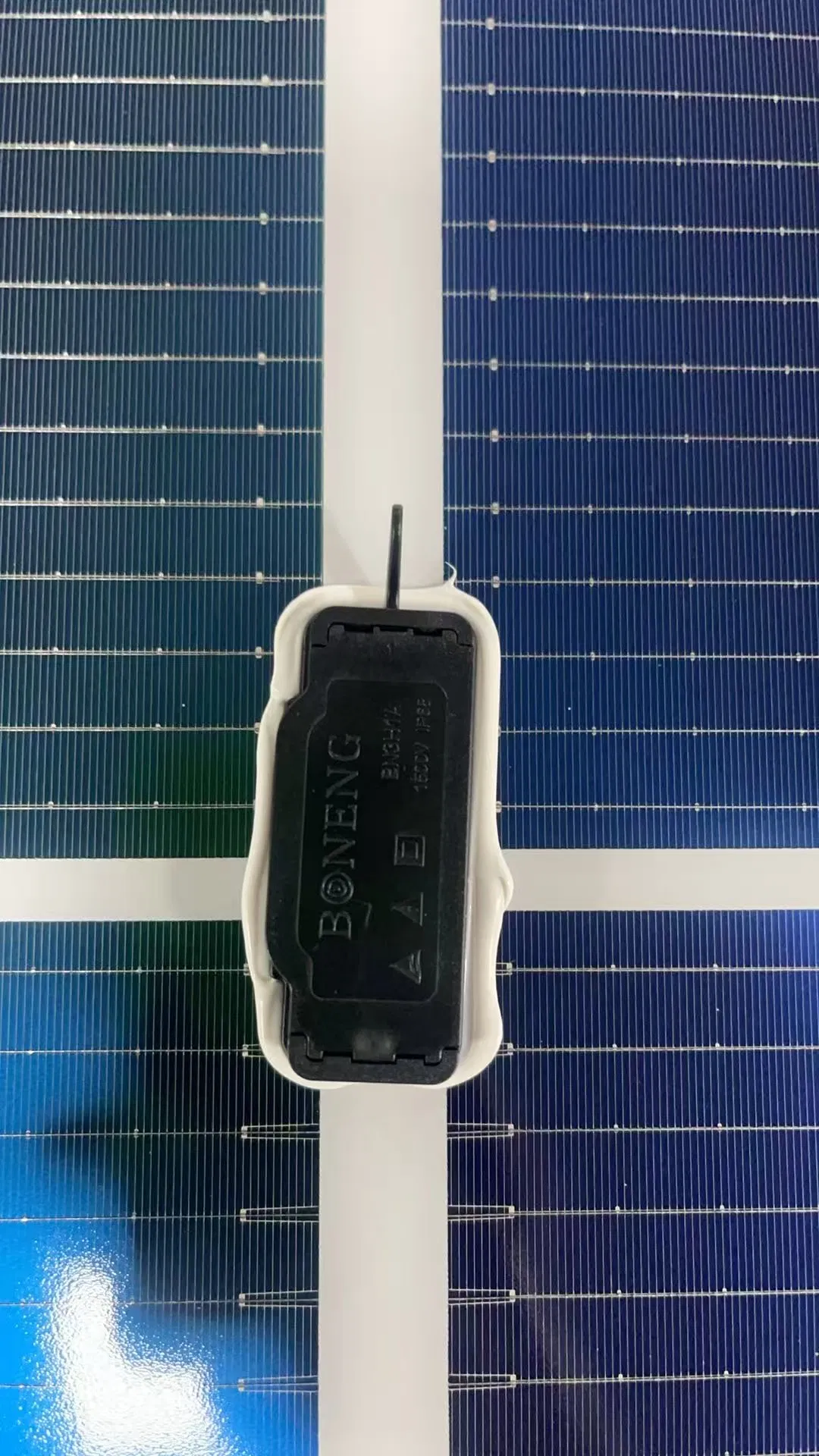 Suministro de Fábrica 630W Panel Solar Bifacial de Doble Cristal Módulo PV de Alta Eficiencia para Proyecto PV a Gran Escala, Industrial Comercial, Estación de Energía en Tierra