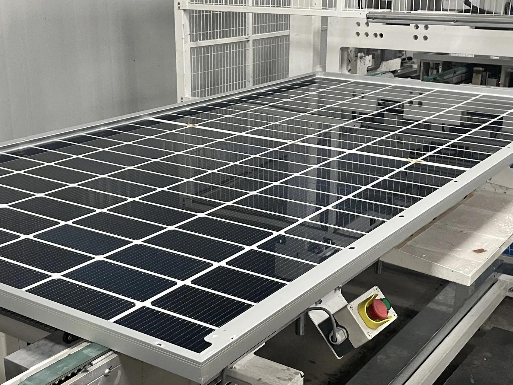 680W Panel Solar Tipo N Mayor Rendimiento Energético y Menor Degradación para Proyectos de Escala Utilitaria y Tejados Industriales