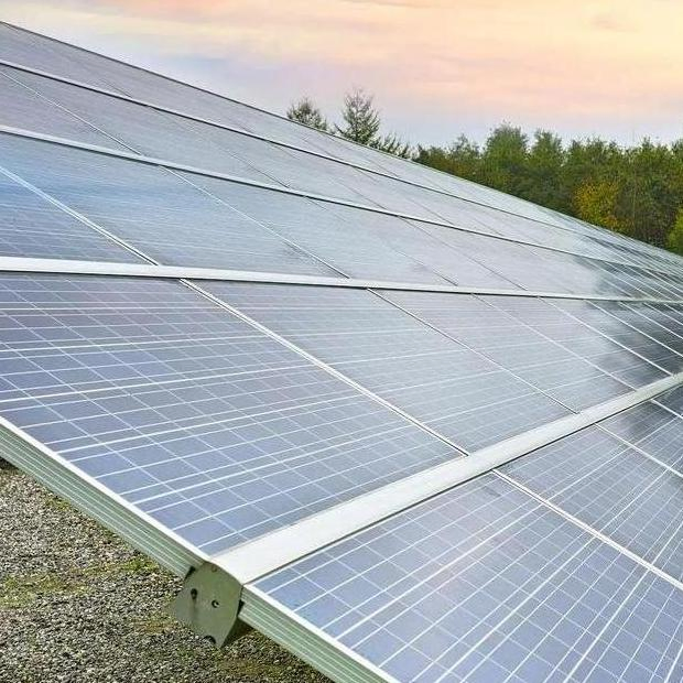 Sistema de paneles solares a gran escala comercial diseñado para bases industriales de energía renovable