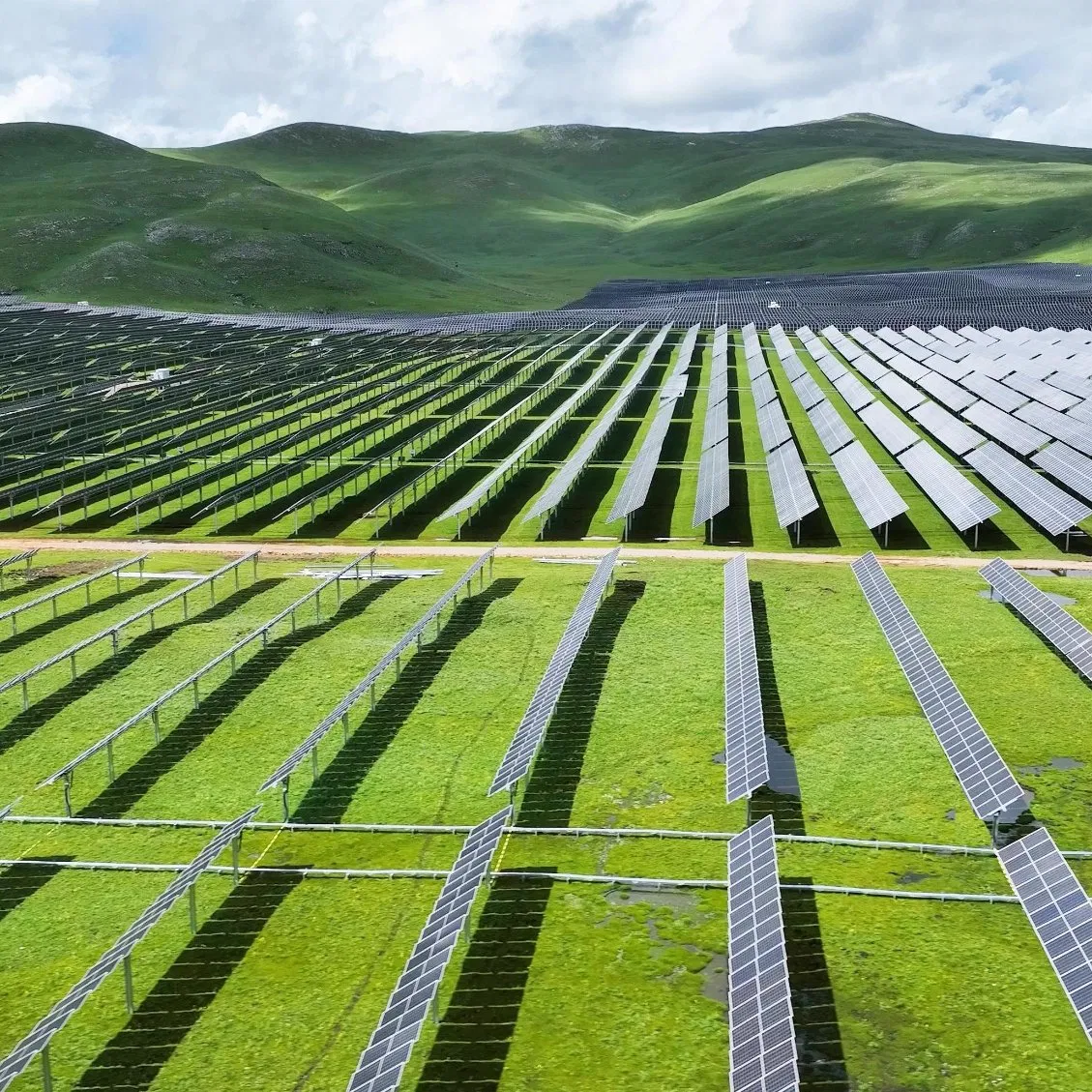 Sistema de paneles solares a gran escala comercial diseñado para bases industriales de energía renovable