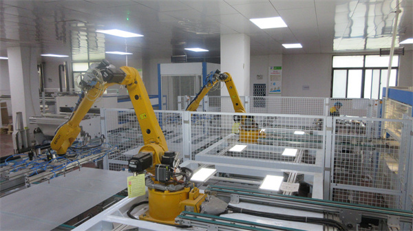 Fábrica de VILNA Solar con líneas de producción automatizadas de paneles fotovoltaicos