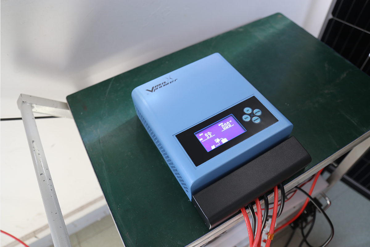 Vmaxpower New Smart 12V 24V 36V 48V Solar Panel Charger Regulator 40a 60a 80a 100a 120a MPPT Solar Charge Controller