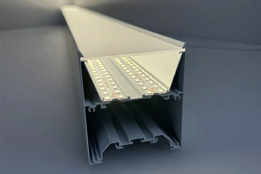 Luminárias LED montadas para teste de conformidade