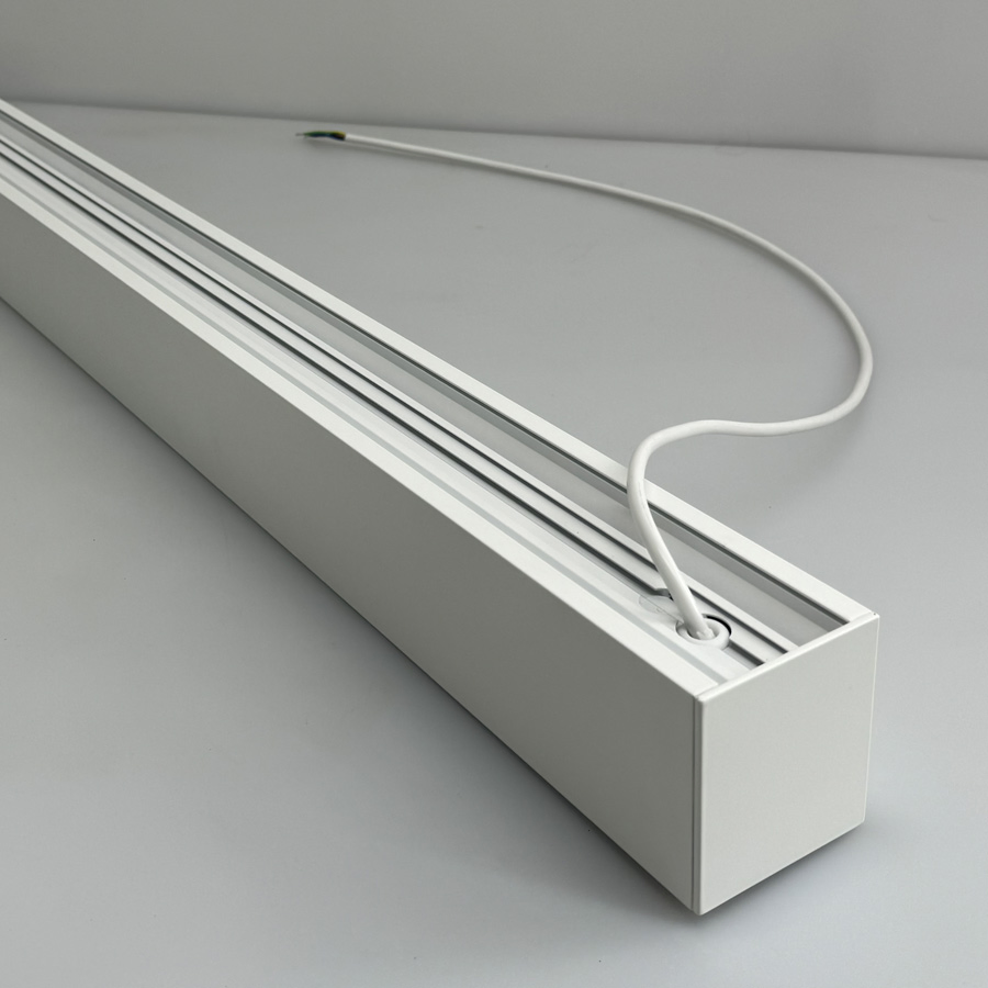 Perfis de Alumínio Brancos e Pretos com Luminárias LED Lineares Linkáveis para Iluminação de Escritórios com 140lm/W