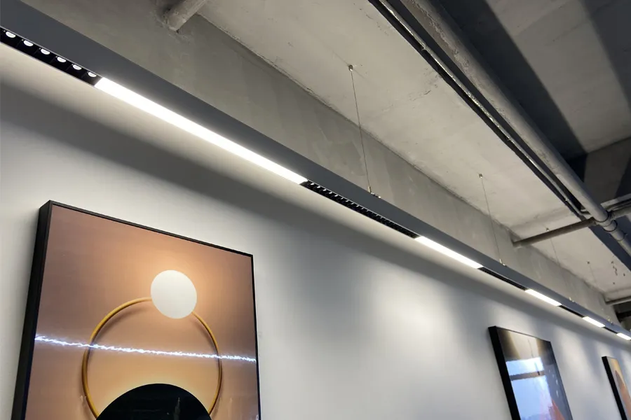 Iluminação Linear LED Suspensa de Luz Direta e Indireta para Escritórios