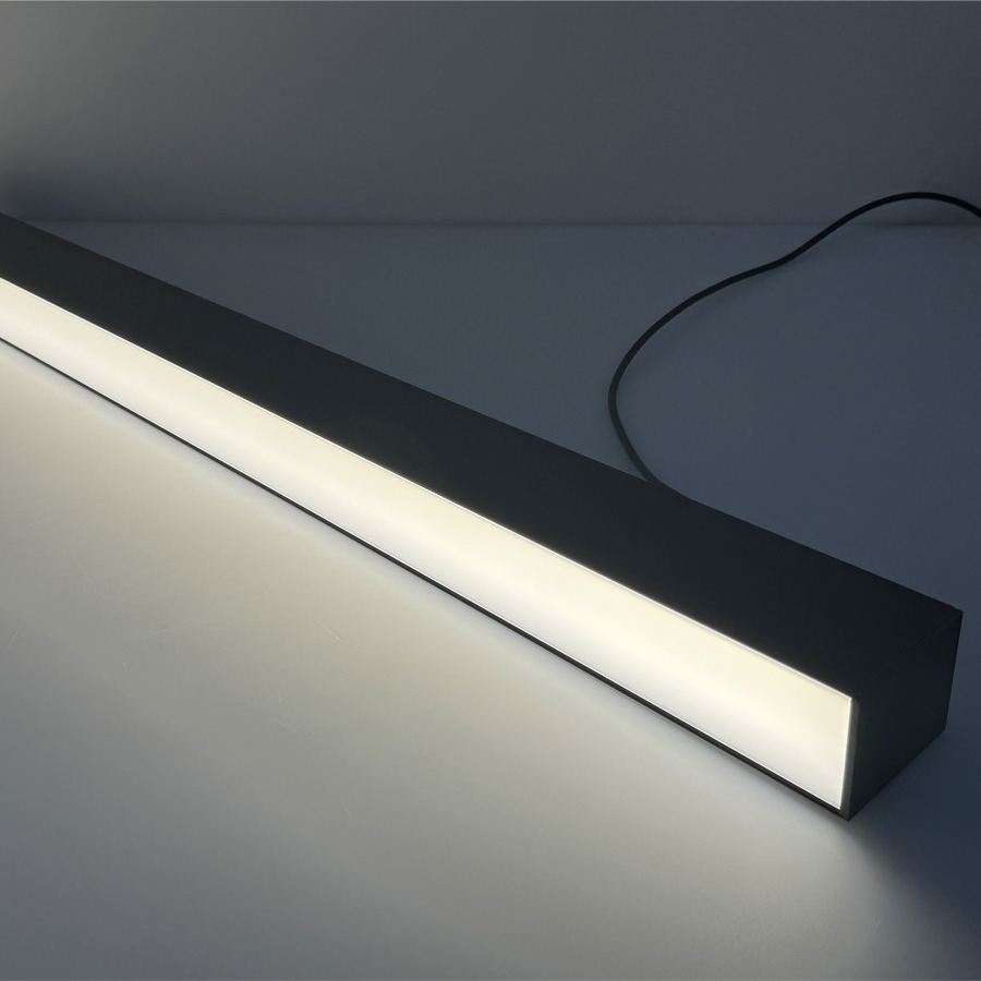 Perfis de Alumínio Brancos e Pretos com Luminárias LED Lineares Linkáveis para Iluminação de Escritórios com 140lm/W