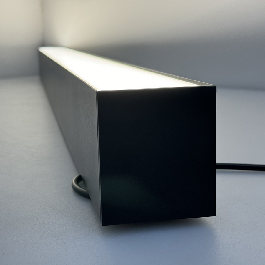 Perfis de Alumínio Brancos e Pretos com Luminárias LED Lineares Linkáveis para Iluminação de Escritórios com 140lm/W