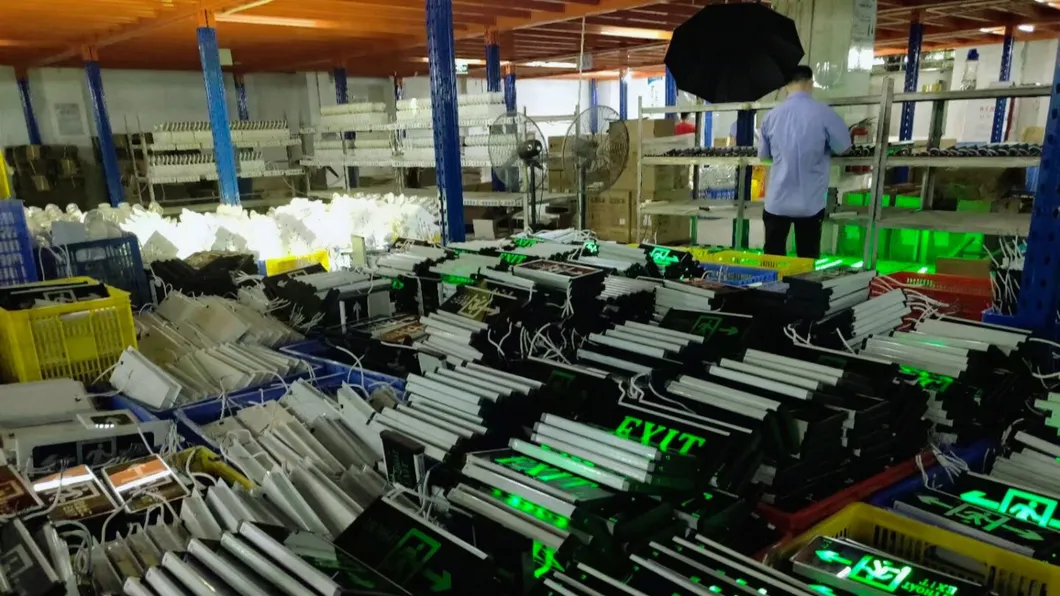 Preço de Fábrica Luz de Emergência de Saída de Segurança Acrílica Recarregável LED Personalizada com Logo para Montagem na Parede / Teto / Suspensa 3 Horas IP65 Luz de Emergência de Advertência