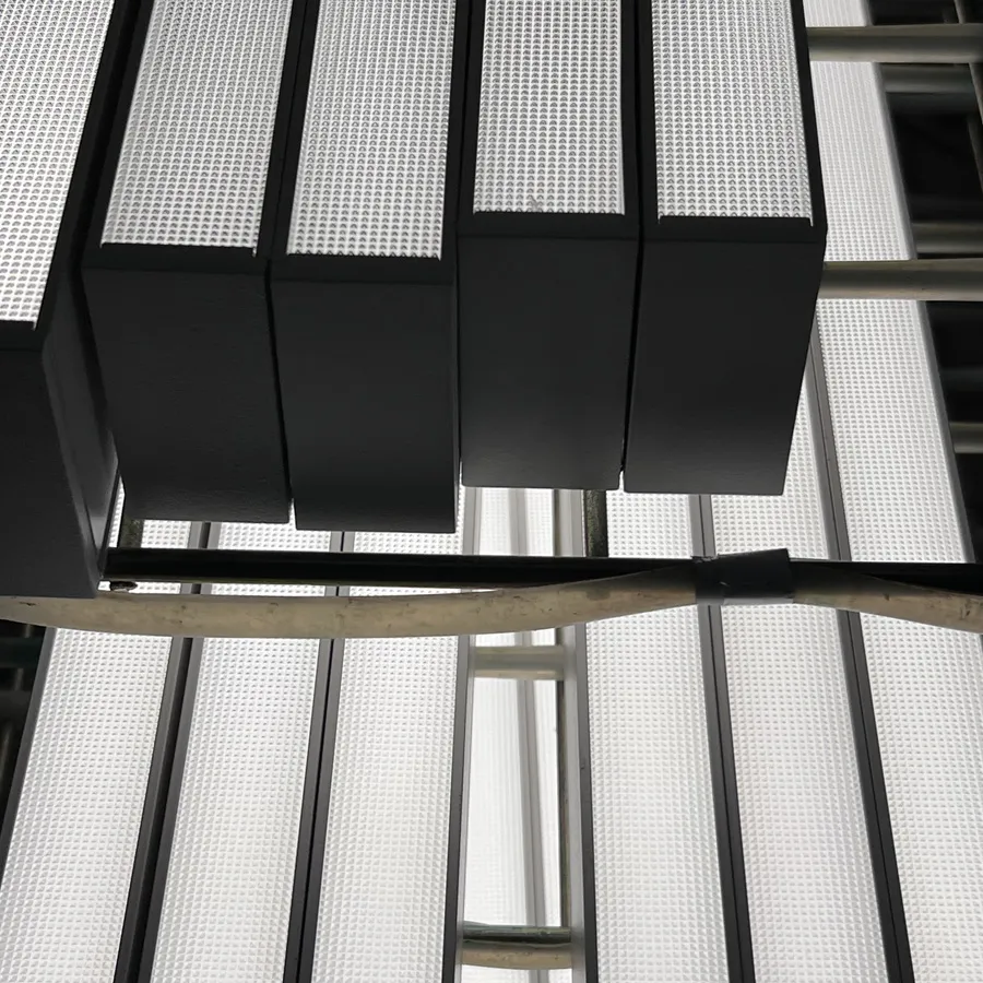 Iluminação Linear LED Suspensa de Luz Direta e Indireta para Escritórios